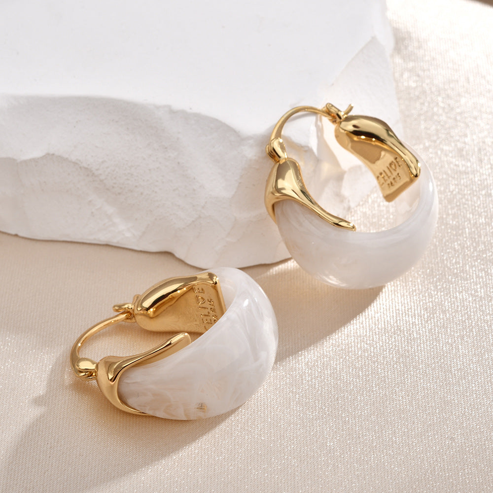 Retro U-formade örhängen i resin