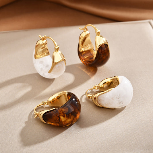 Retro U-formade örhängen i resin